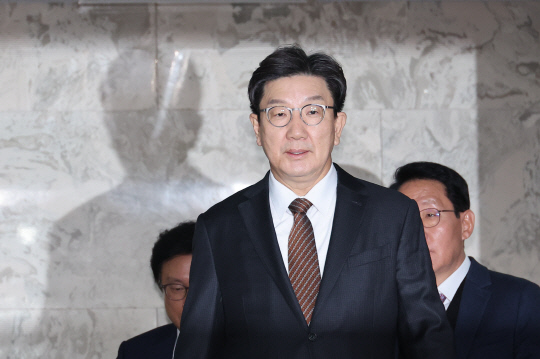 권성동 국민의힘 원내대표가 7일 국회에서 열린 원내대책회의에 참석하고 있다. [연합뉴스]